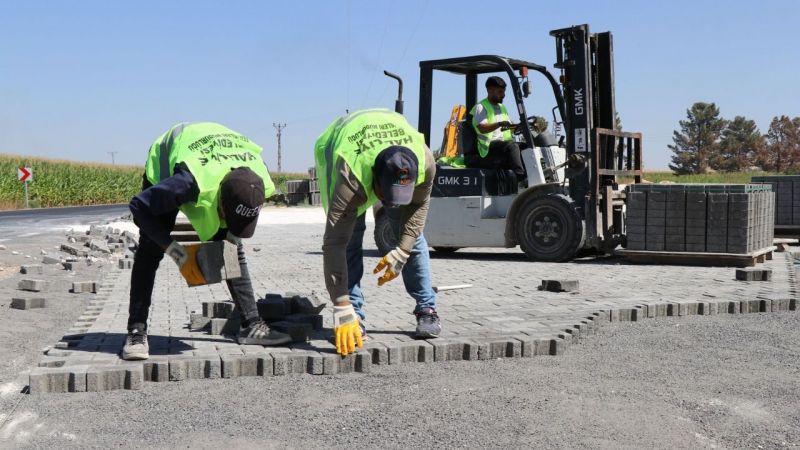 Haliliye’de kırsal mahallede kilitli beton parke döşeme çalışması