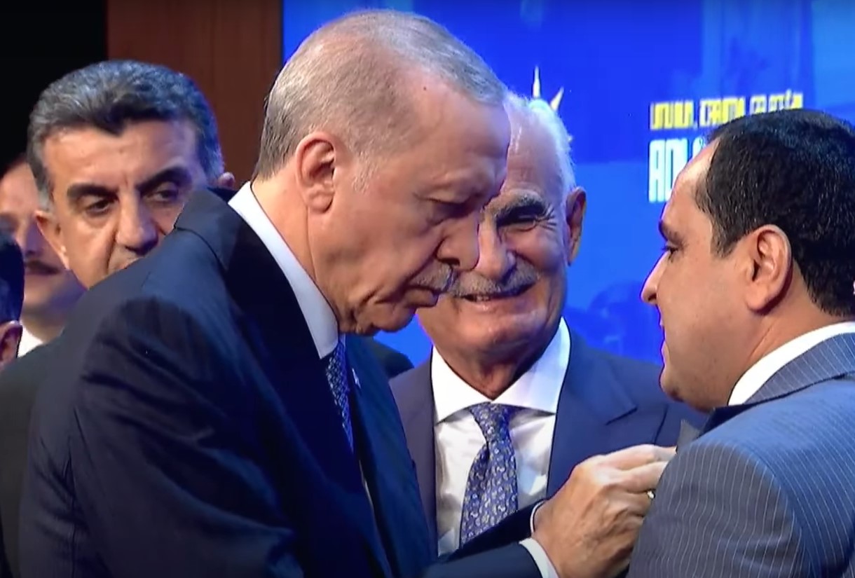 Rozetini Cumhurbaşkanı Erdoğan taktı! Şanlıurfa’daki belediye başkanı resmen AK Parti’de