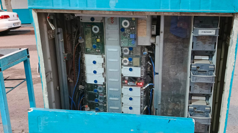 Şanlıurfa’da açık kalan elektrik panoları tehlike saçıyor