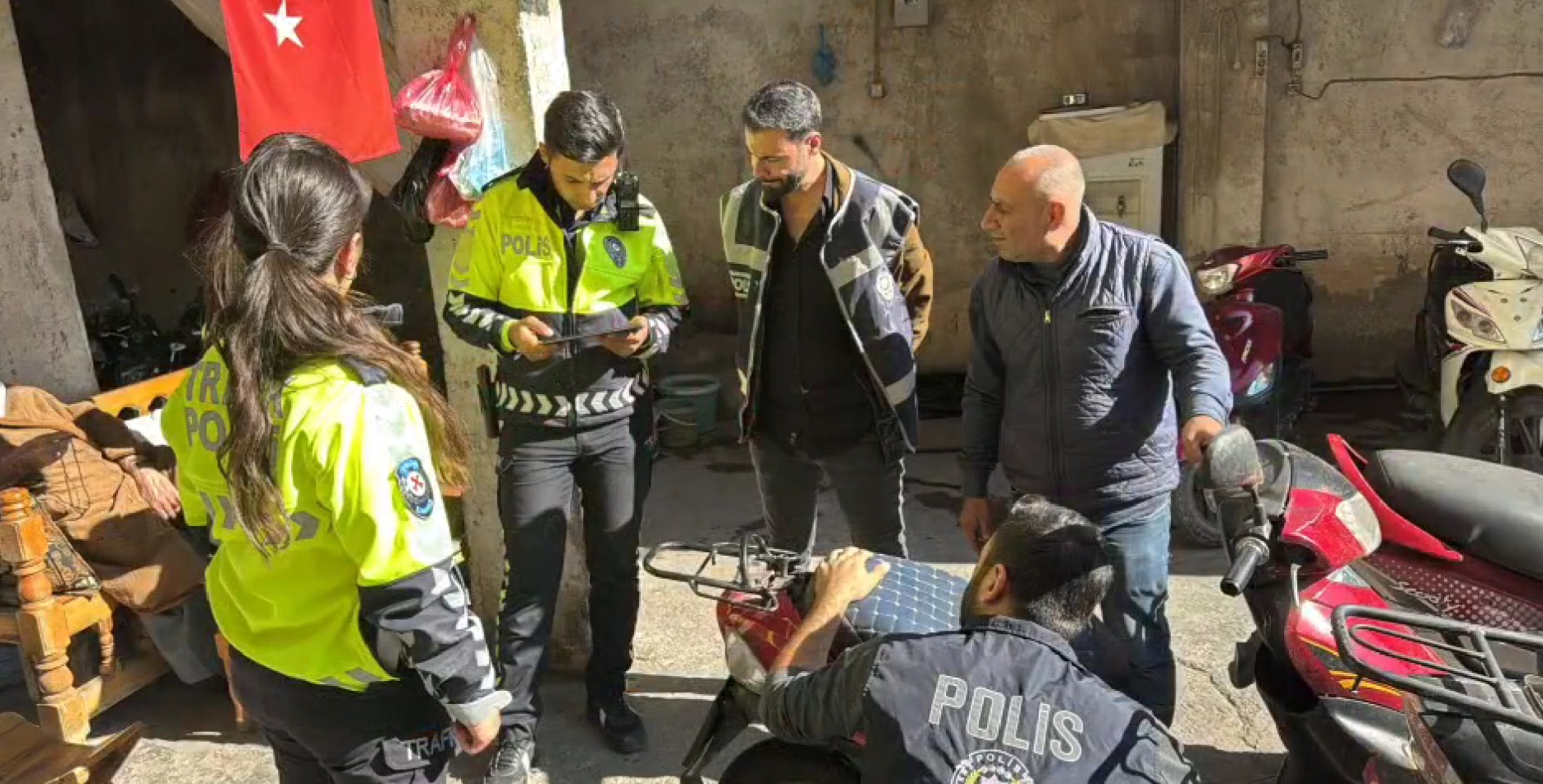 Şanlıurfa polisi her yerde! Pazara şok baskın...