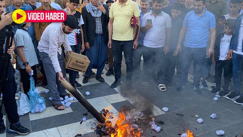 Şanlıurfa’da bayram namazı sonrası ilginç protesto! Önce taşladılar, sonra yaktılar