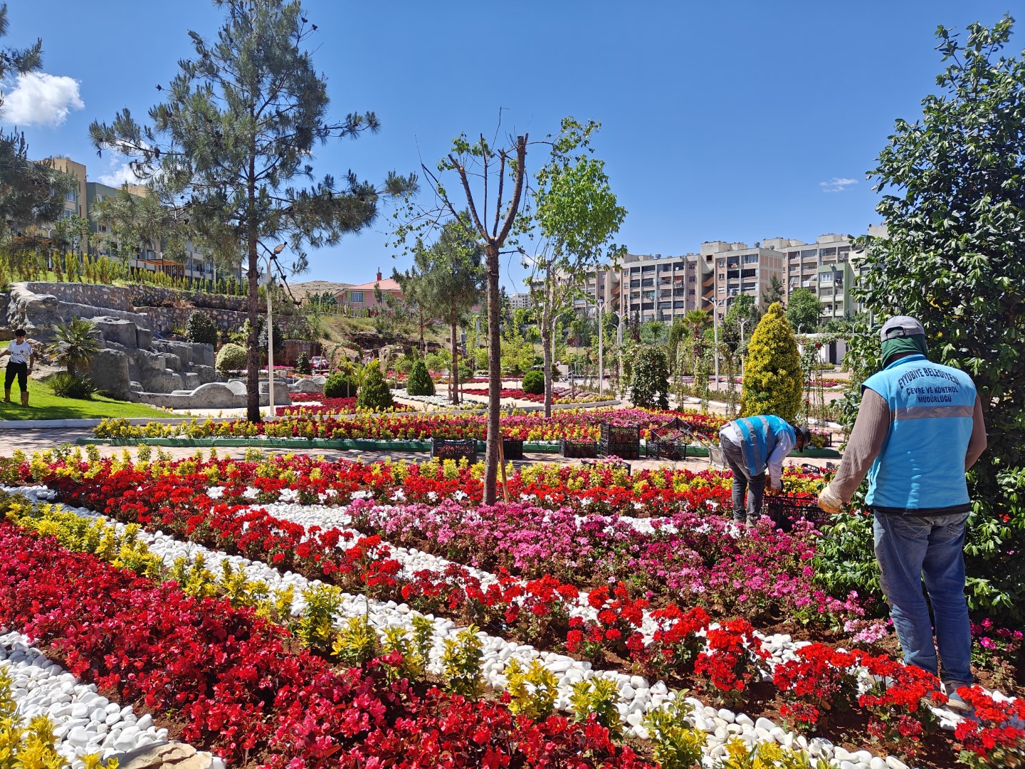 Eyyübiye’nin parklarına yeni bir nefes: Süs bitkileri