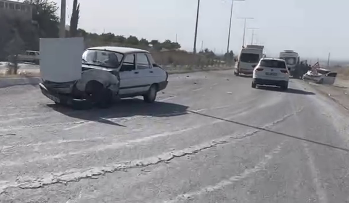 Şanlıurfa'da korkutan kaza: İki araç çarpıştı, yol kısa süreliğine trafiğe kapandı