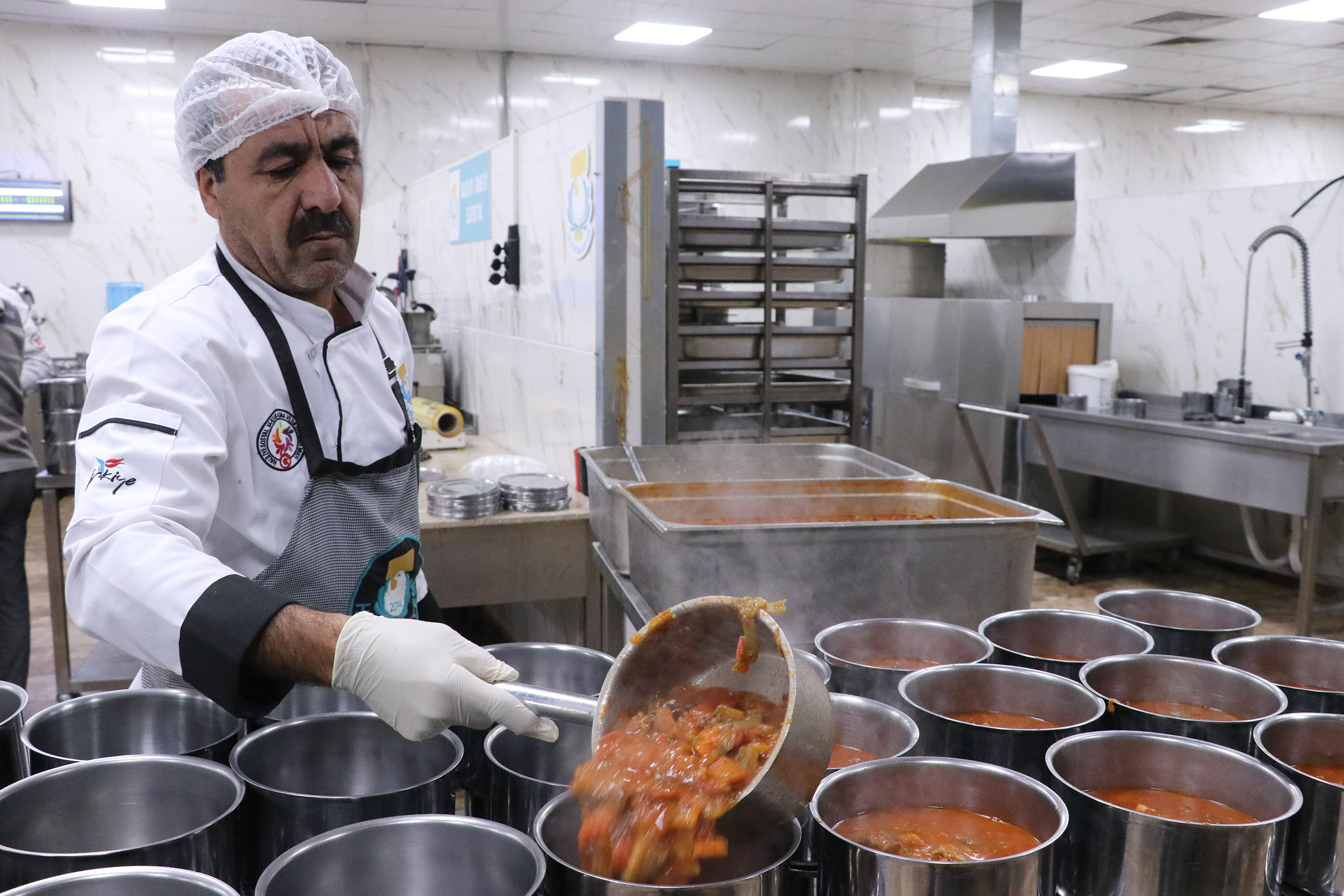 Şanlıurfa'da ihtiyaç sahiplerine sıcak yemek desteği!