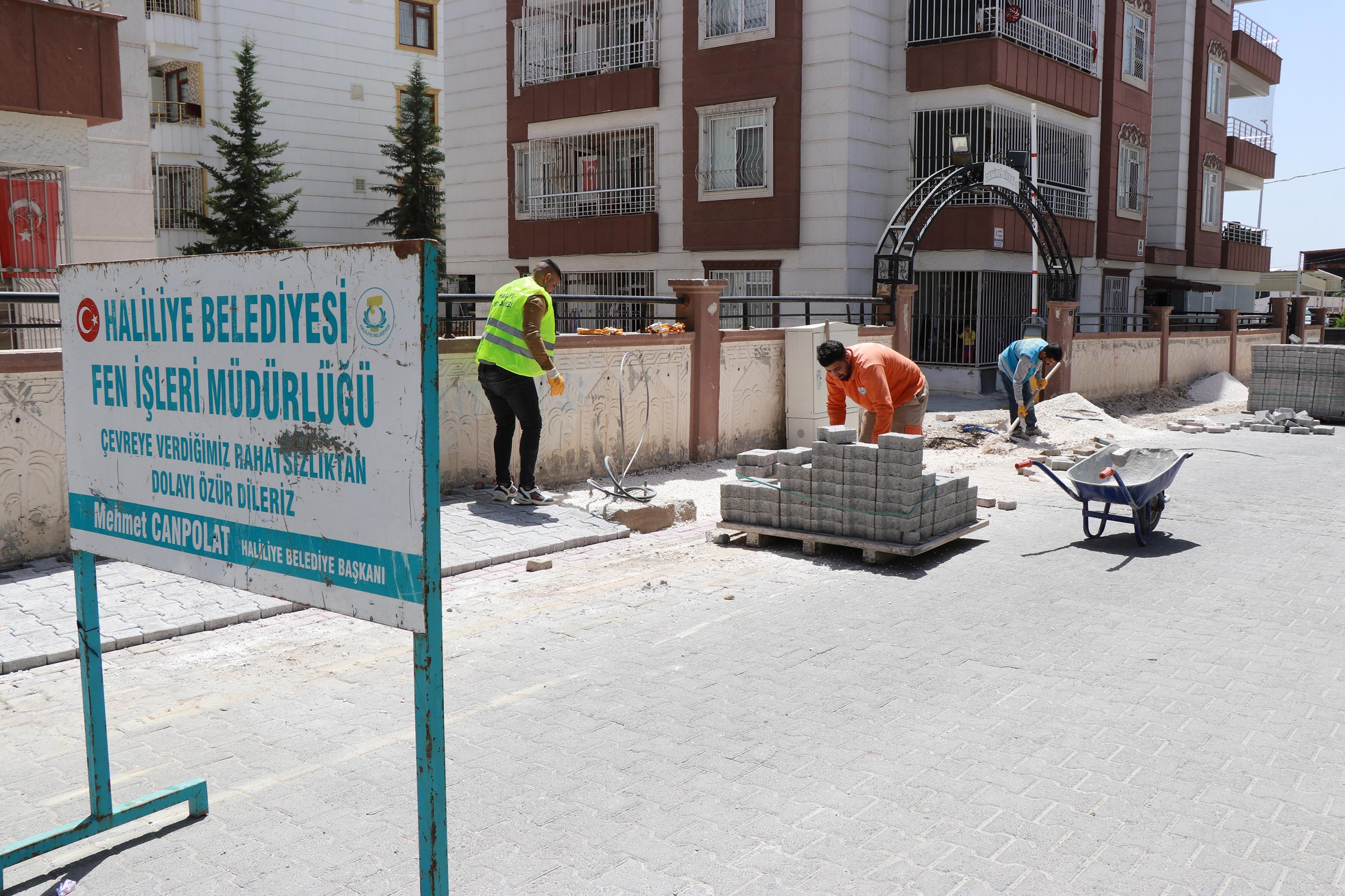 Haliliye’de üç mahallede yollar yenilendi