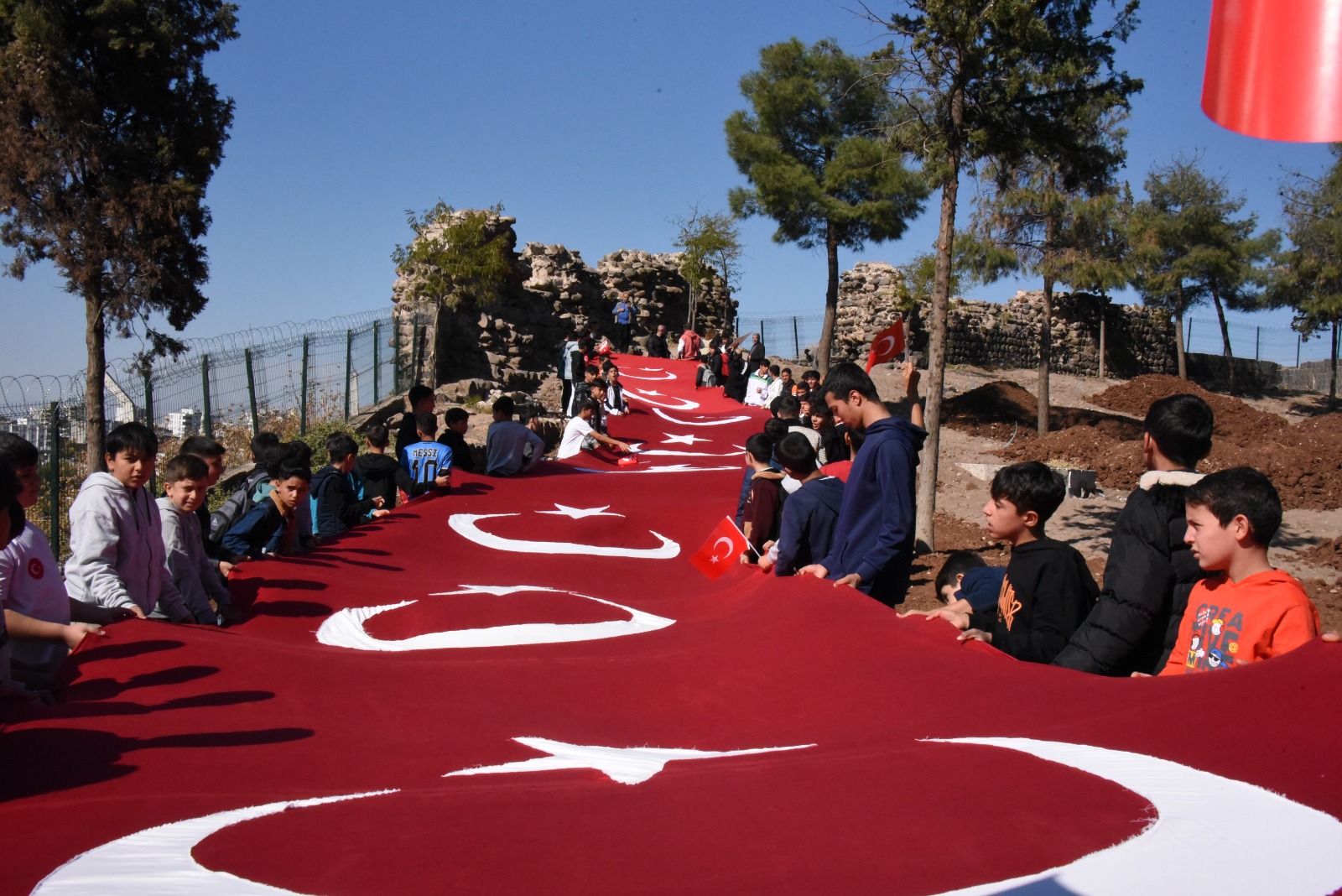 Şanlıurfa’da tarihi kaleye Cumhuriyet için yürüdüler