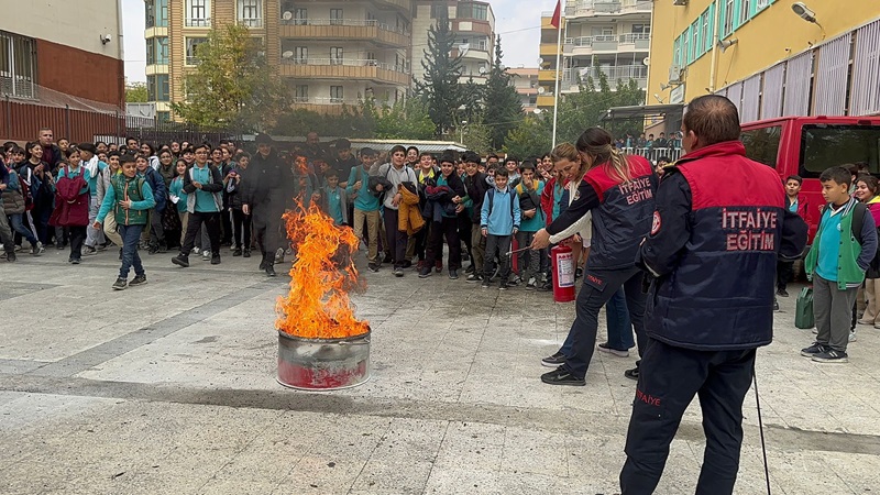 Şanlıurfa’da öğrencilere yangına müdahale eğitimi verildi