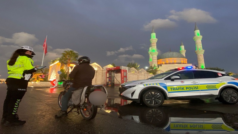 Şanlıurfa’da polisten yağmurlu havada denetim