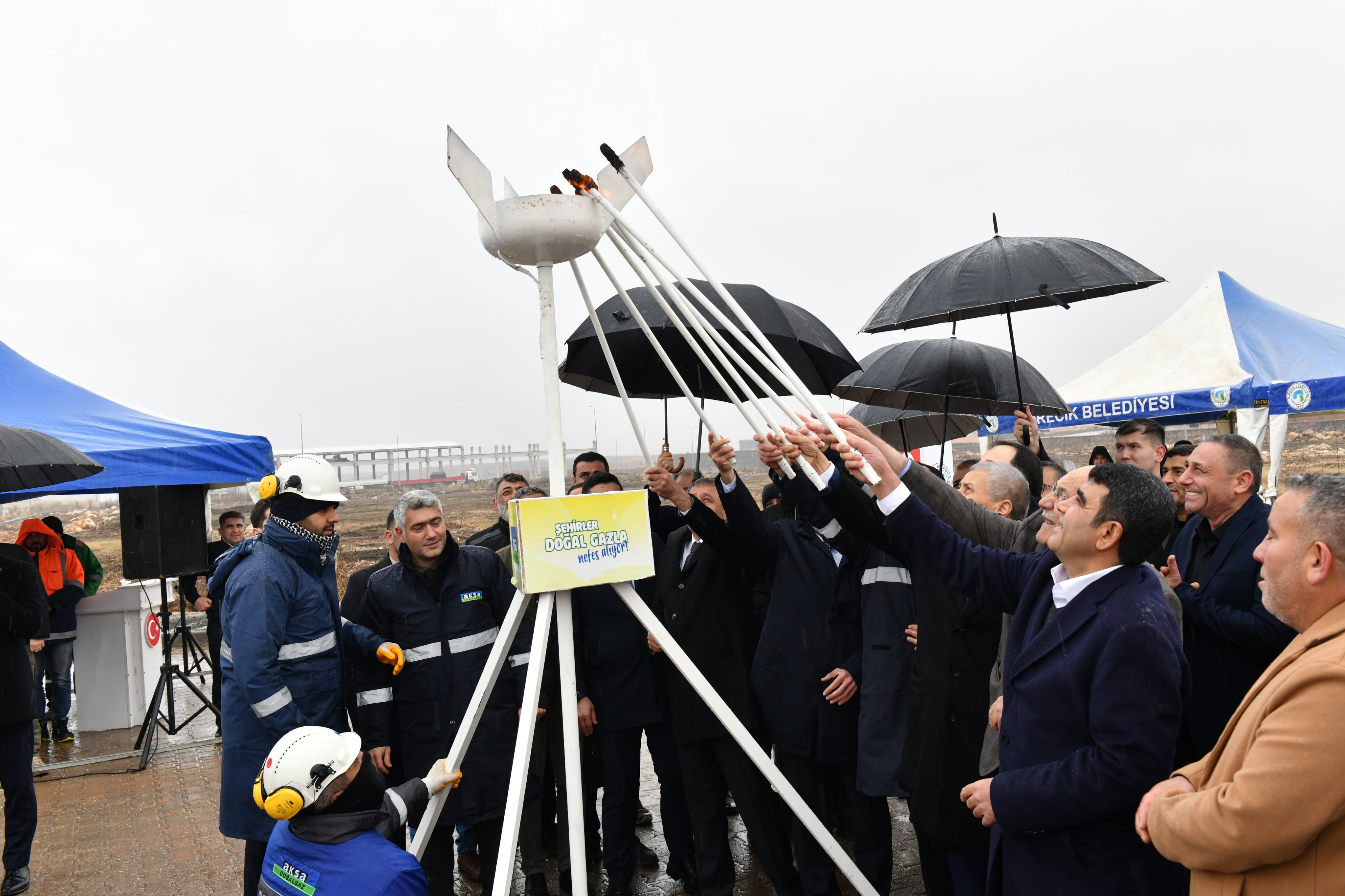 Vali Şıldak Birecik’te meşale yakma törenine katıldı!