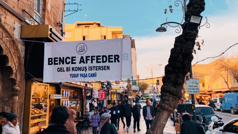 Şanlıurfa'da cami imamından ilginç pankart! “Bence affeder gel bi konuş istersen”