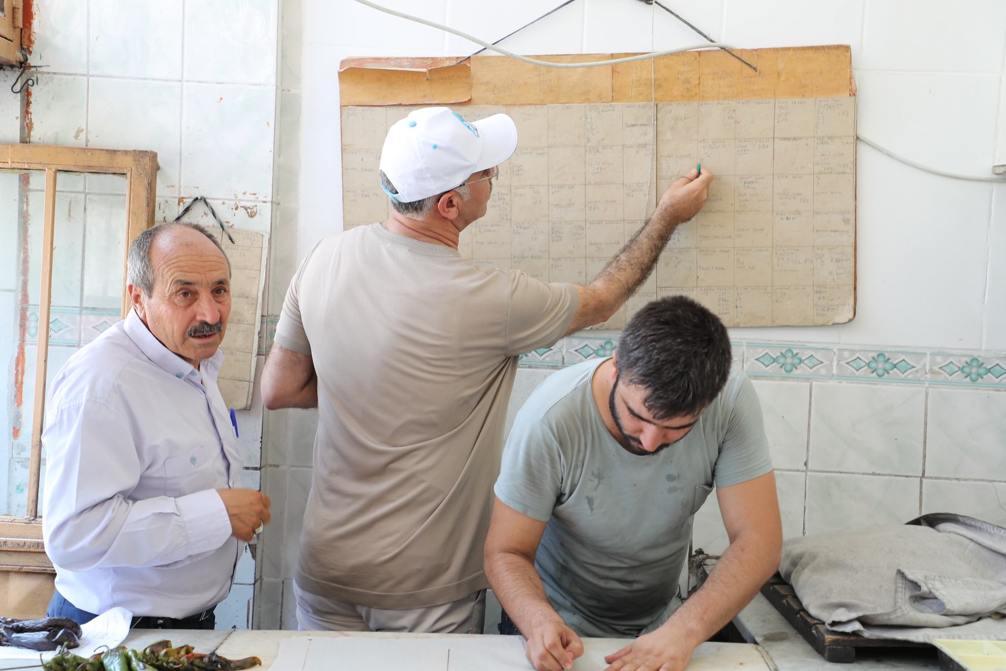 Veresiye defterlerini satın aldı!  Şanlurfa’da belediye başkanı mahallelinin borcunu ödedi