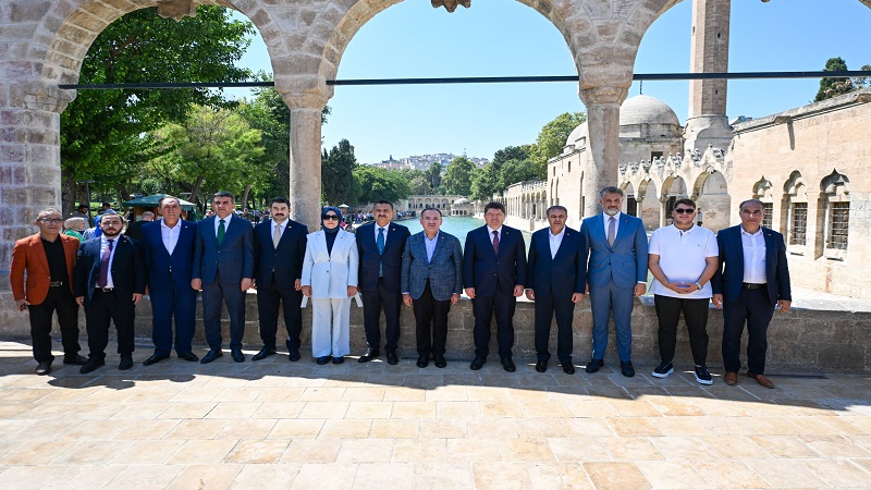 Bakan Tunç’un Urfa’daki temasları sürüyor! Balıklıgöl’ü ziyaret etti