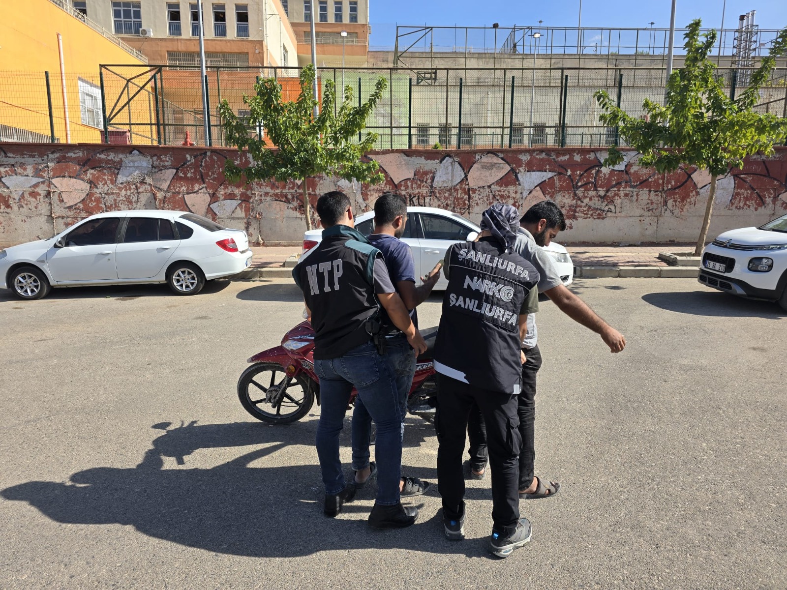 Şanlıurfa’da okullar bölgesinde uyuşturucu denetimi