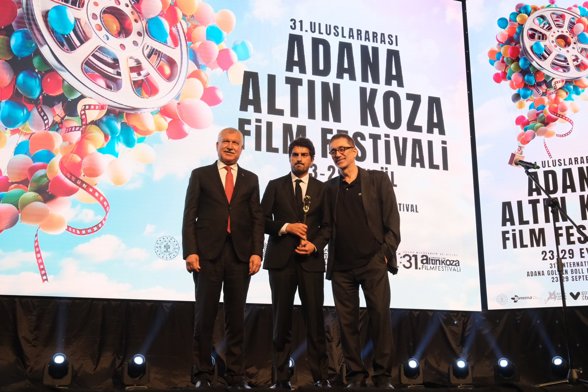 Altın Koza Film Festivali’ne Şanlıurfalı yönetmen damga vurdu! Ödülünü Nuri Bilge Ceylan verdi