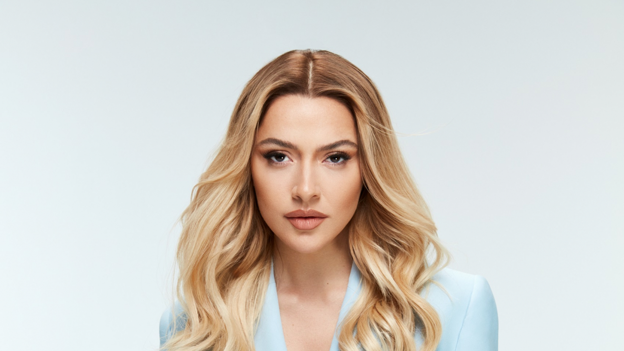 Hadise: Biz bunun için yalvarmak zorunda mıyız?