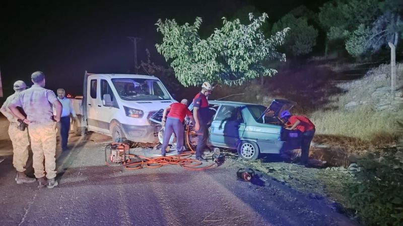 Urfa’da kazada araçta sıkışan sürücüyü itfaiye ekipleri kurtardı