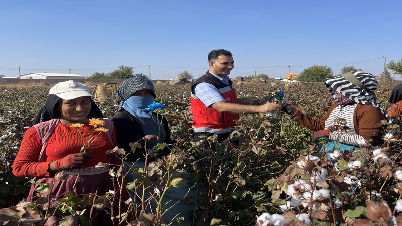 Şanlıurfa’da kadın çiftçilere çiçek verildi