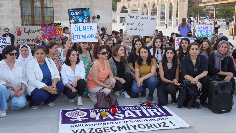 Kadınlar Şanlıurfa’nın göbeğinde toplandı! Şiddete karşı 5 dakika oturma eylemi yaptılar