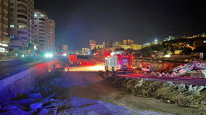 Şanlıurfa'da 2 araç kazı alanına uçtu