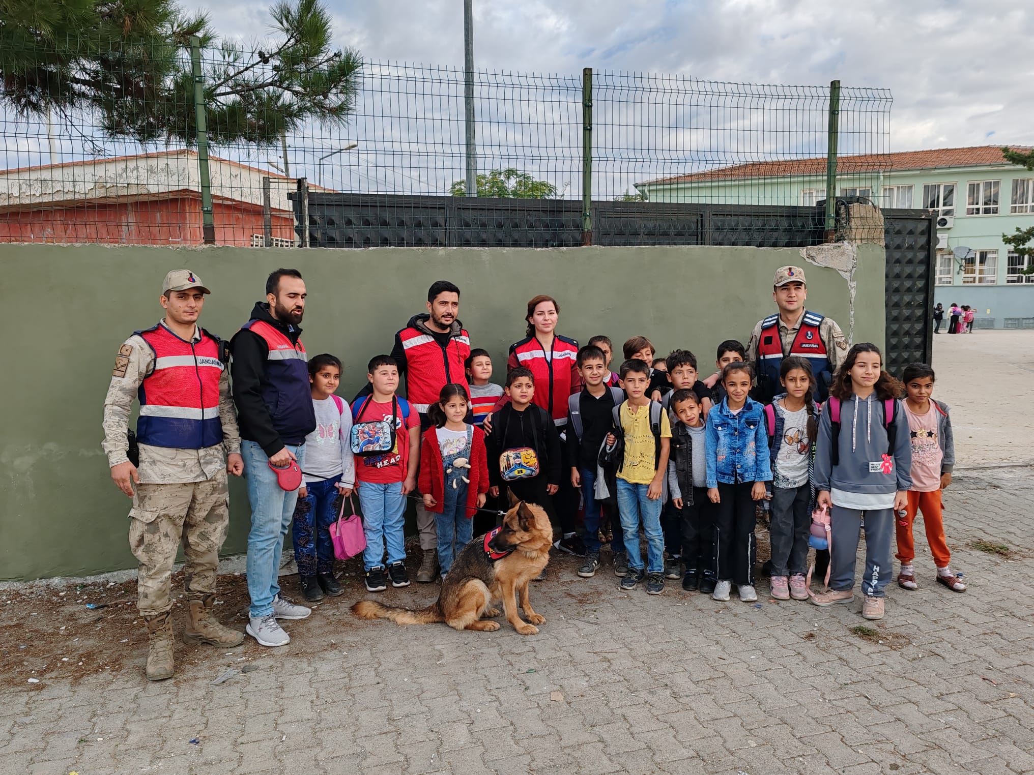 Öğrenciler ve vatandaşlar için sıkı denetim