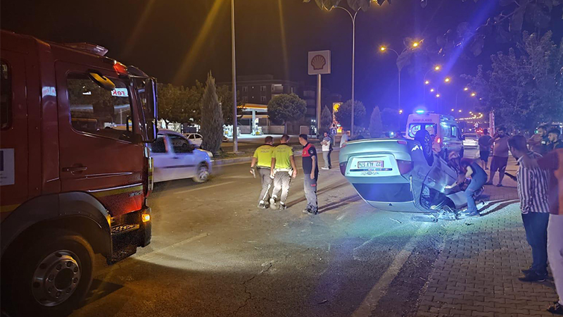 Urfa’da korku dolu anlar: Otomobil takla attı, iki kişi yaralandı