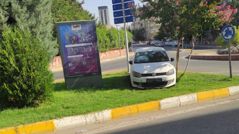 Haliliye’de kaza! Trafik levhasını devirip orta refüje çıkarak durabildi