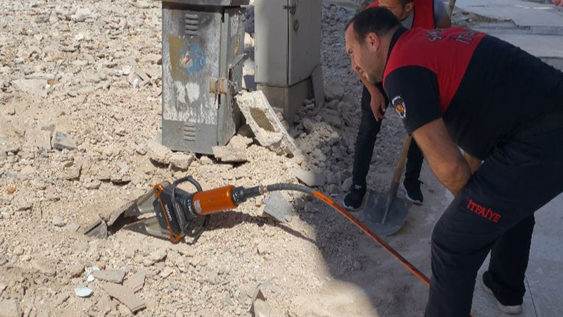 Haliliye'de yıkılan binanın enkazında kalan kediyi itfaiye kurtardı