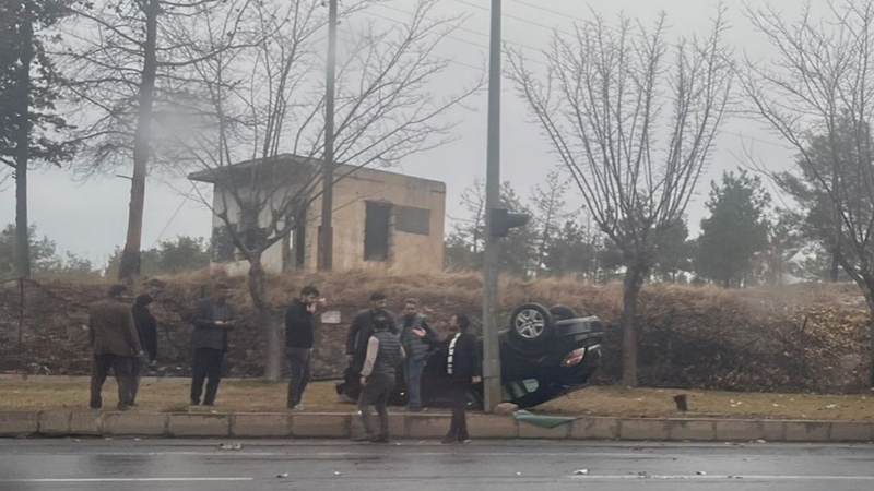 Şanlıurfa’da yağış kazayı beraberinde getirdi! Araç takla attı