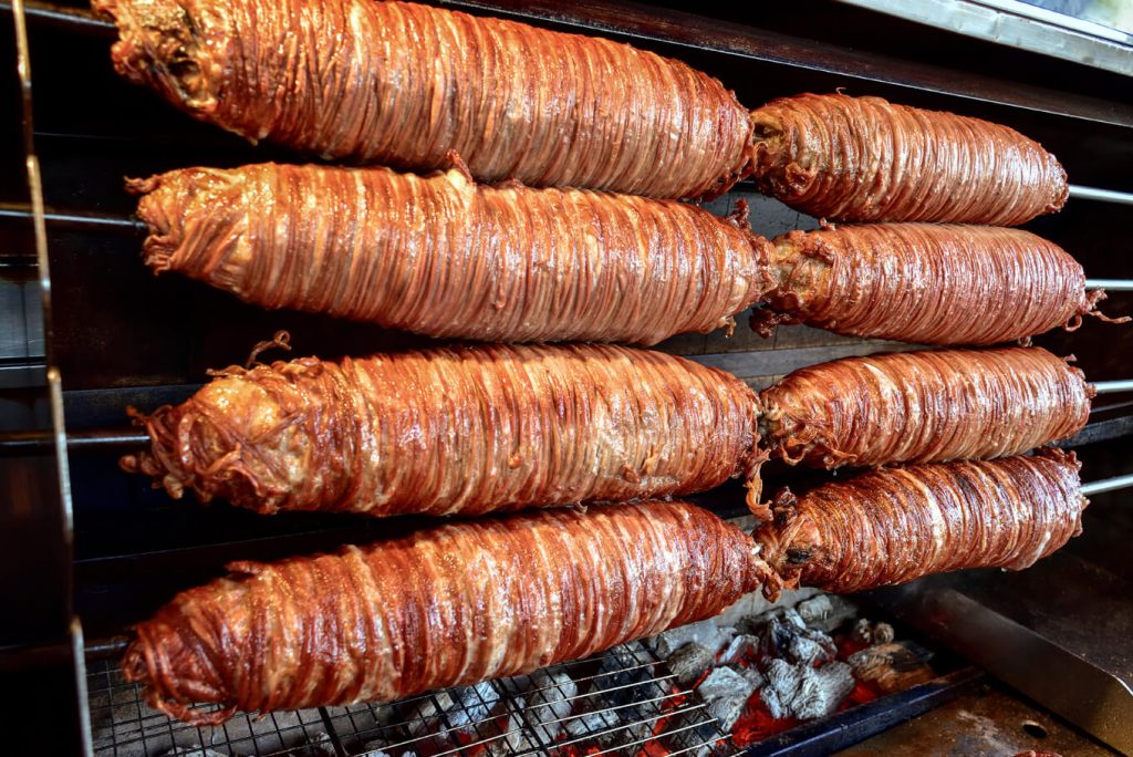 Böylesi ne görüldü ne de duyuldu: Kuzu tandırdan rakı, kokoreçten votka çıktı!