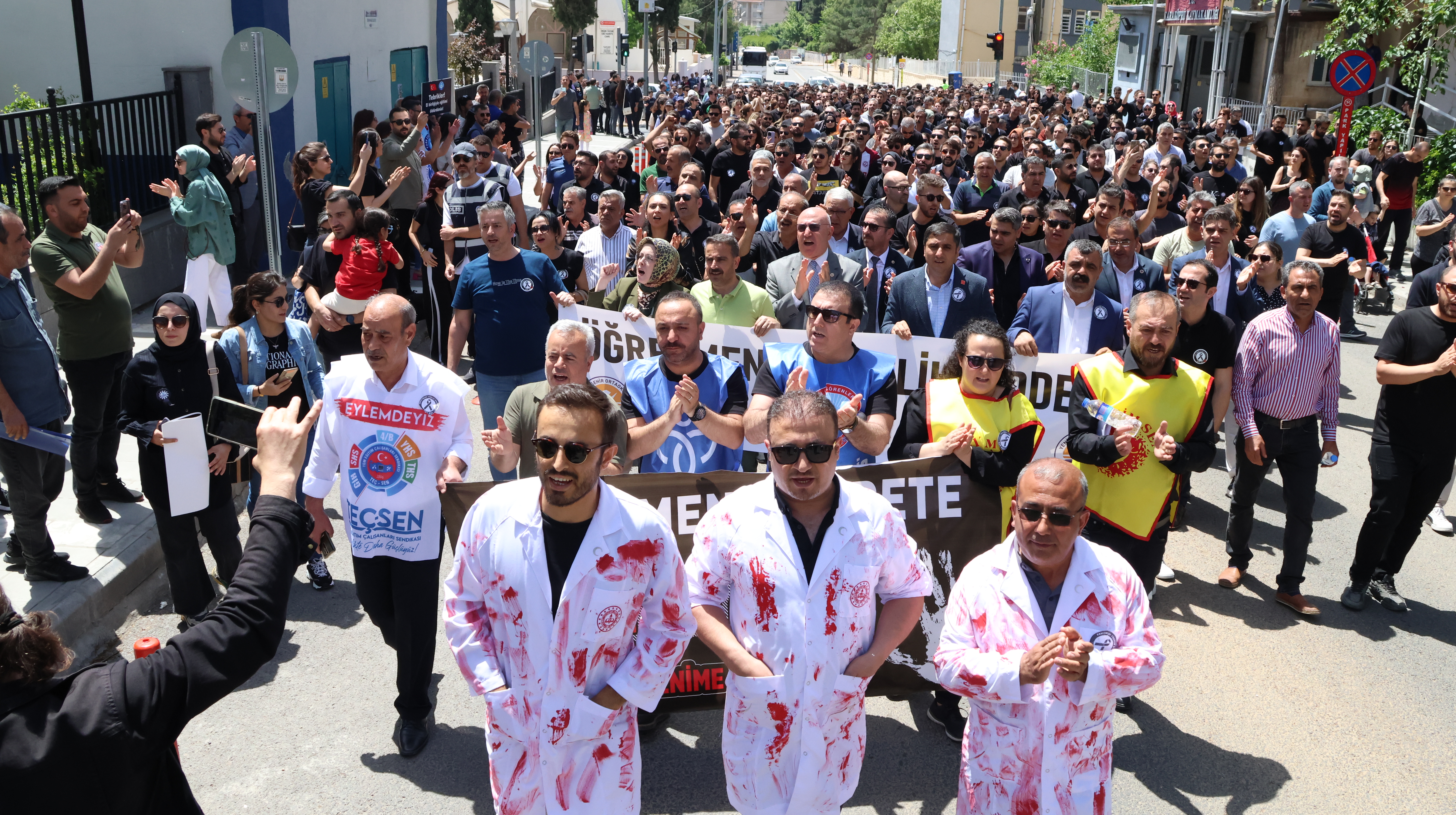 Şanlıurfa'da öğretmenler meslektaşları için yürüdü!   "Öfkeliyiz, yastayız, susmayacağız!"