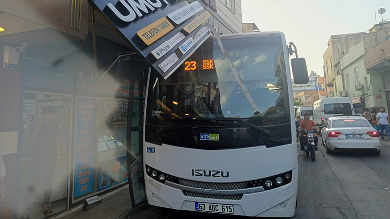 Şanlıurfa'da belediye otobüsü iş yerine daldı