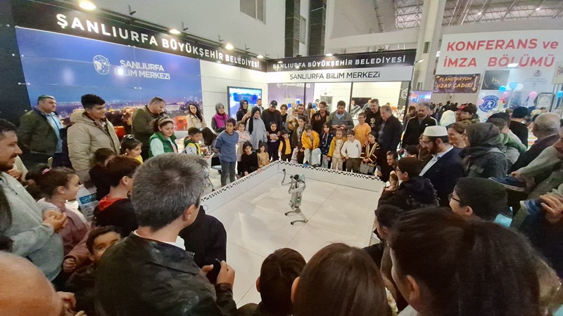 Şanlıurfa Kitap Fuarı’nda robot köpek ilgi odağı oldu