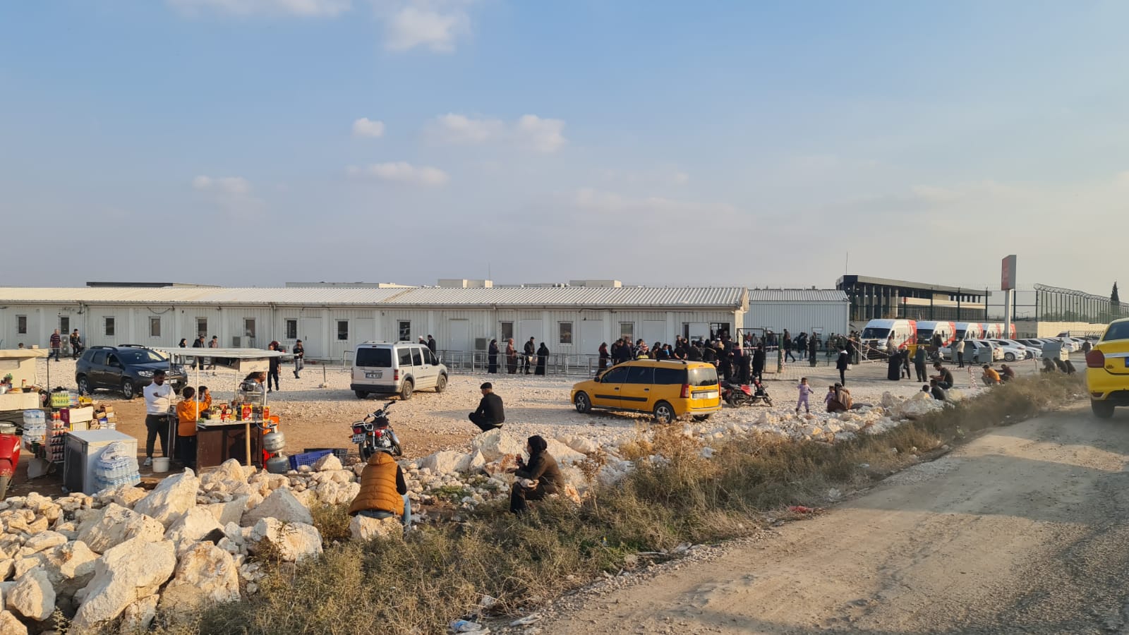 Şanlıurfa Göç İdaresi'nde inanılmaz yoğunluk! Suriyeliler kayıt için saatlerce sıra bekledi…