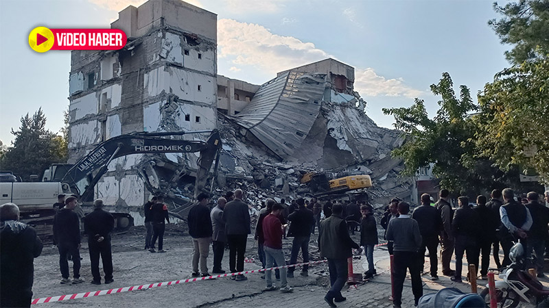 Şanlıurfa’da eski belediye binası yıkımında panik anları! Ekskavatörün üzerine devrildi