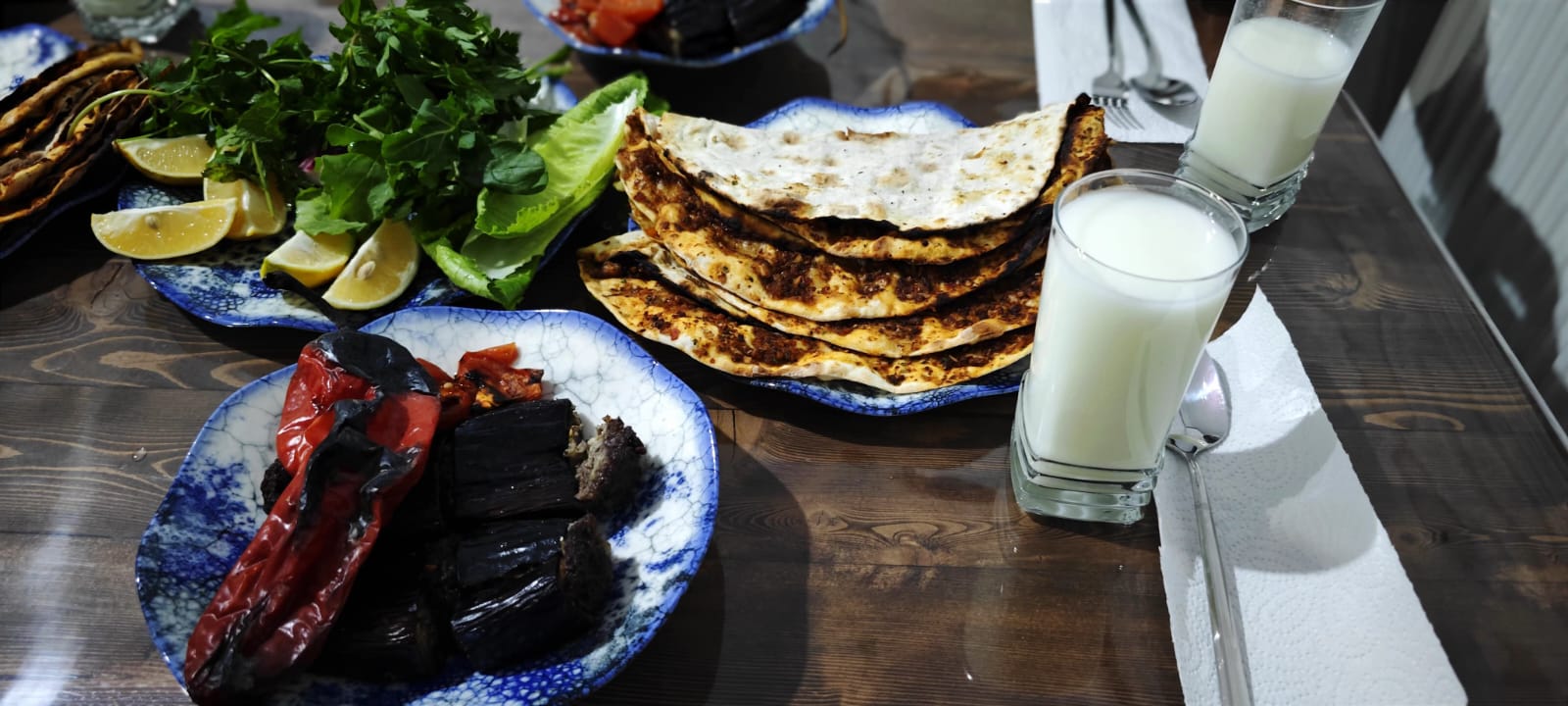 Şanlıurfa'da midenizi bayram ettirecek ikili: Tepsi kebabı ve lahmacun…