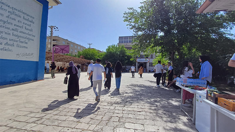 Şanlıurfa'da binlerce öğrenci hayallerine ulaşmak için ter döküyor