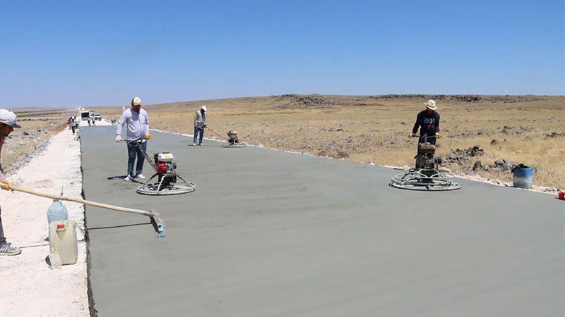 Siverek’te beton yol çalışması