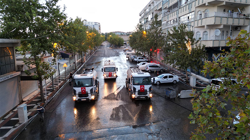 Siverek’te yol ve kaldırımları yıkama çalışmaları devam ediyor