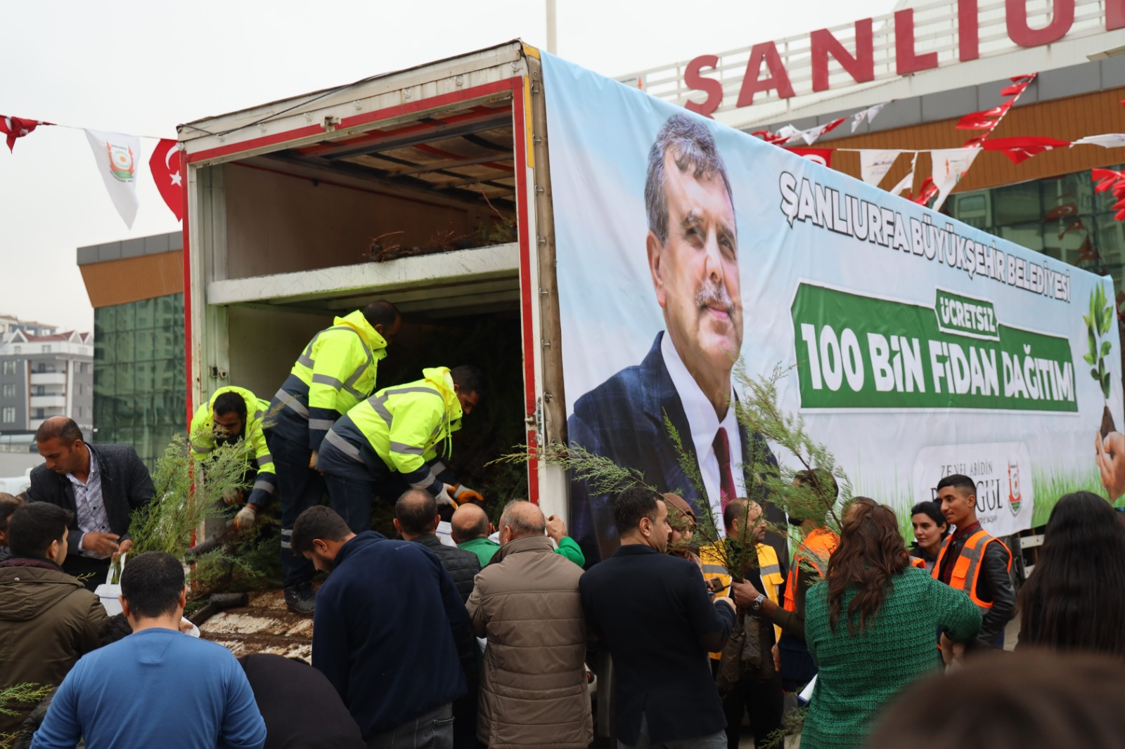 Tarım fuarında 100 bin fidan dağıtıldı