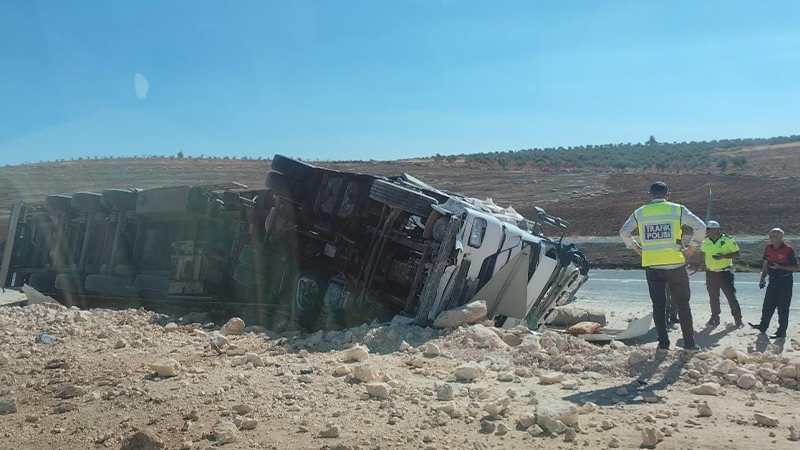 Şanlıurfa'da tır devrildi: 1 yaralı