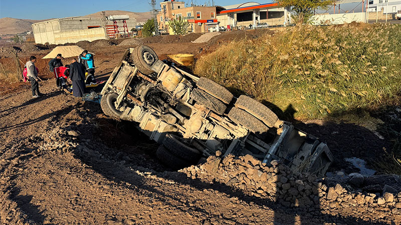 Şanlıurfa’da tır çukura uçtu! 1 yaralı