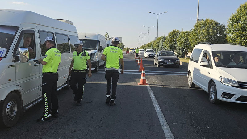 Şanlıurfa'da tarım işçilerini taşıyan araçlar denetlendi