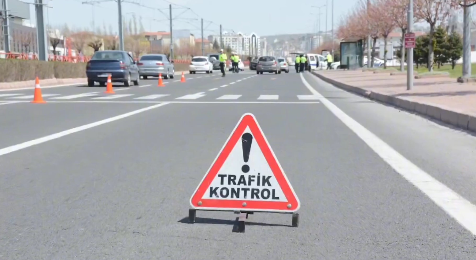 Trafikte çakarlı araçlara geçit yok! Binlerce sürücüye 'çakar' cezası