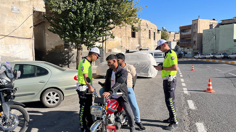 Şanlıurfa’da motosiklet sürücülerine denetim yapıldı: 239 sürücüye para cezası yağdı