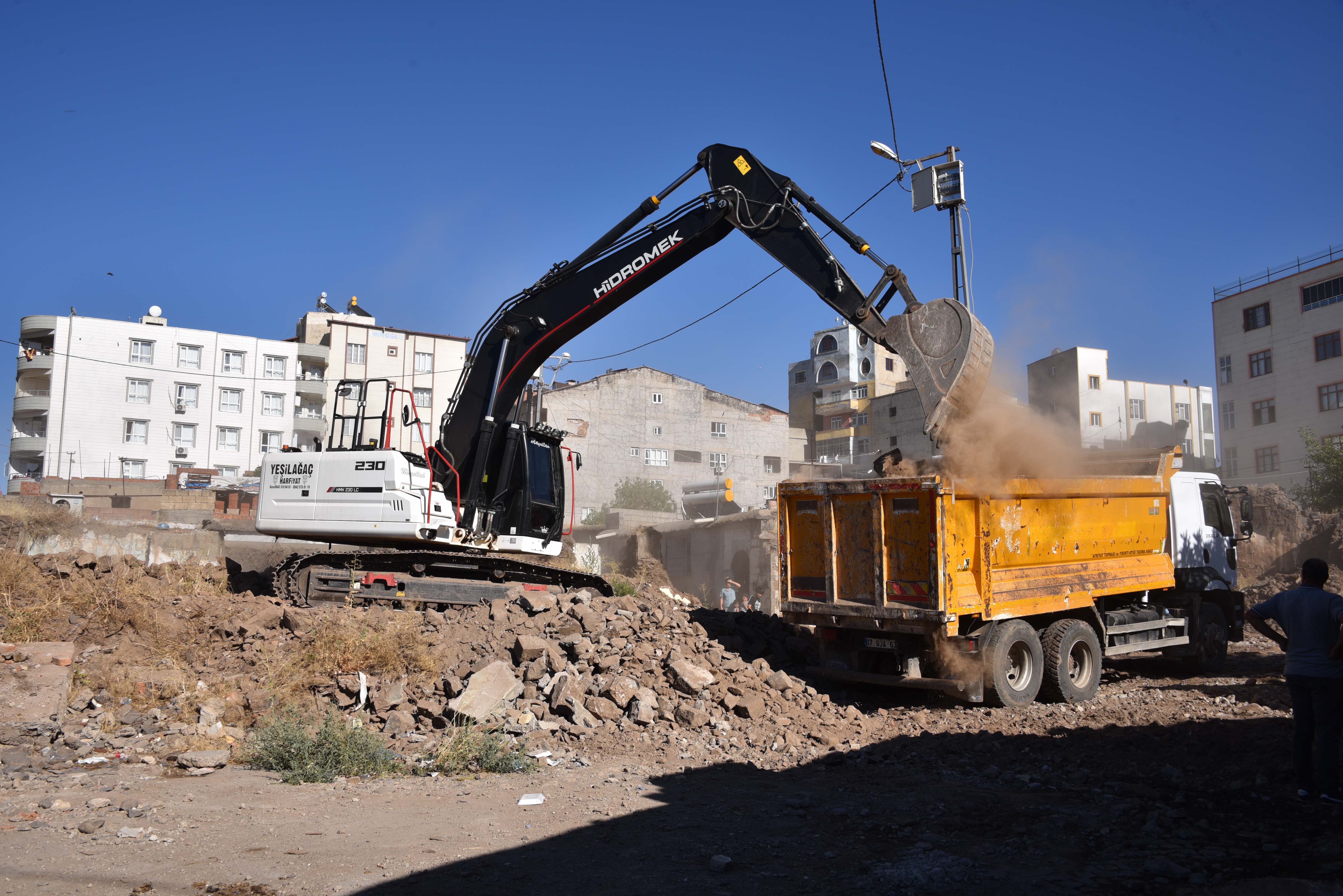 Şanlıurfa’da uyuşturucu bağımlıların yuvası haline gelmişti! Metruk evlerin yıkımına başlandı