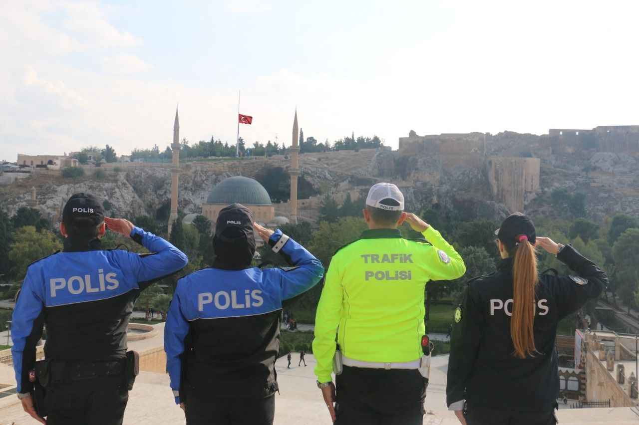 09:05'te hayat durdu: Şanlıurfa'da Ata'ya saygı duruşu