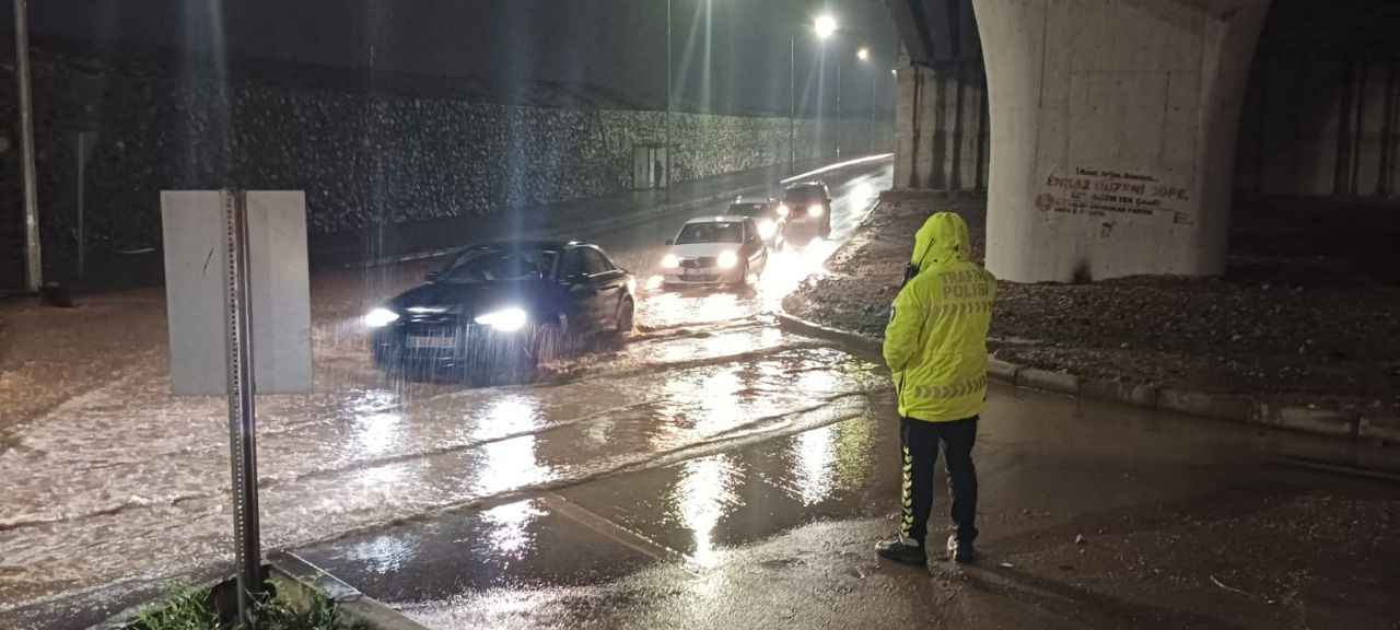 Şanlıurfa'da sel uyarısı: Dışarı çıkmayın, zemin katlarda bulunmayın!