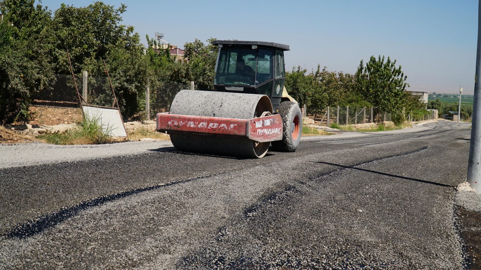 Haliliye kırsalında sathi kaplama asfalt çalışmaları sürüyor