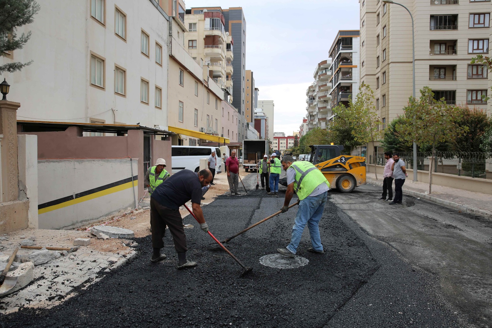 Akpiyar’da yollara sıcak asfaltla dökülüyor