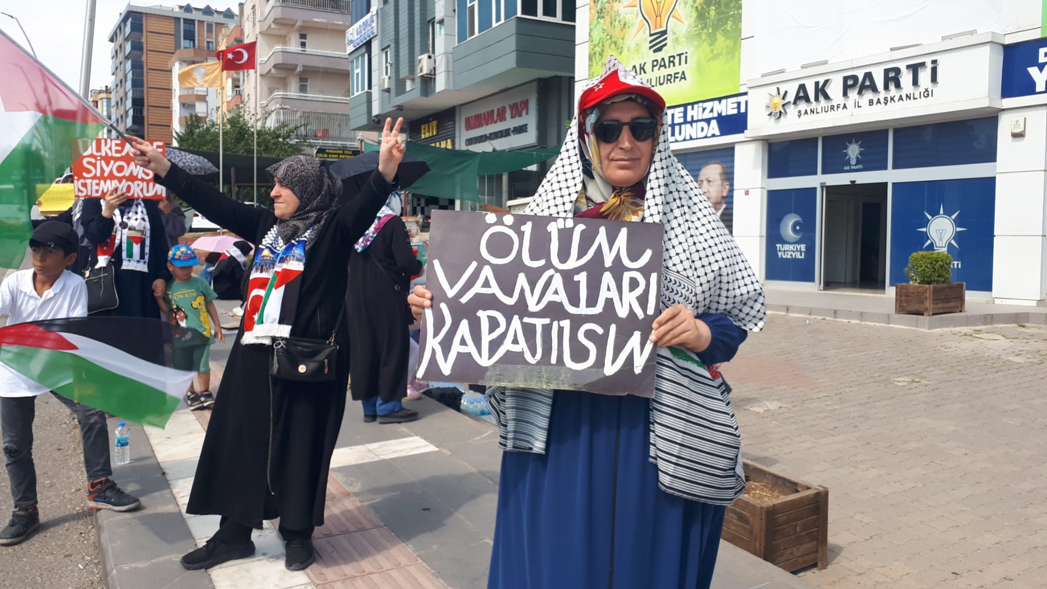 Şanlıurfa’da AK Parti binası önünde eylem